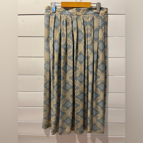 📍🩵 Alfred Sung 100% Silk Pleated Midi Skirt – Size 8 - Picture 1 of 10
